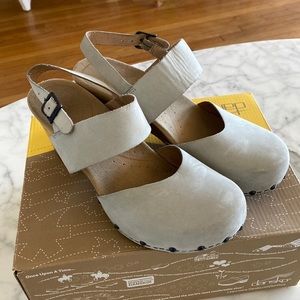 Dansko Thea Nubuck Grey Clogs sz 8
